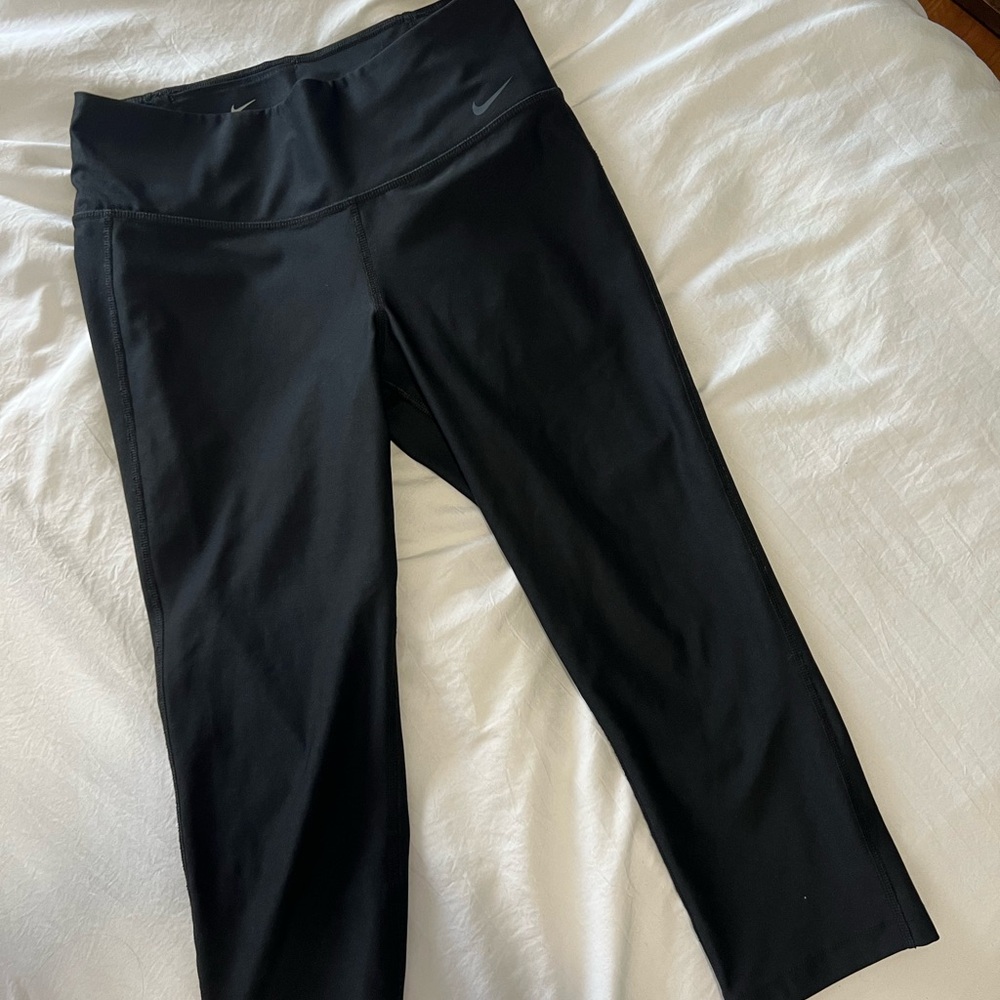 woman’s cropped nike black leggings